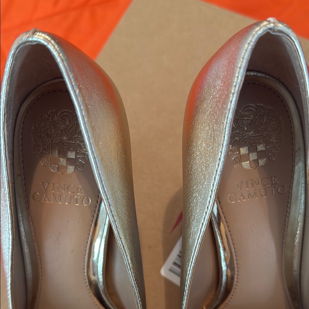 Vince Camuto Gold Heels with Bow Detail - Picture 14 of 16